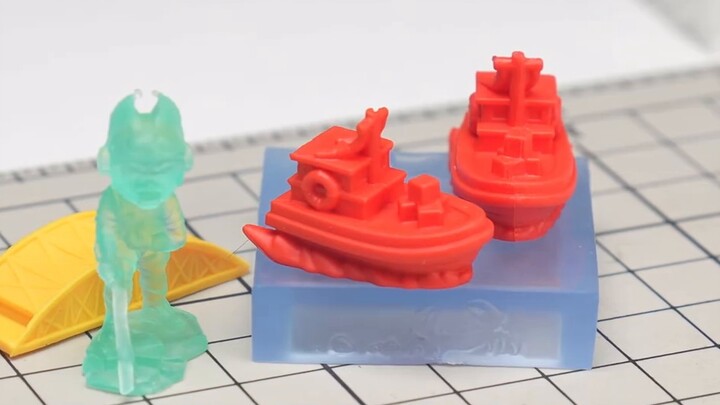 So exciting! Are these Ultraman and monsters made of rubber? The King Kong Bridge can be separated, 