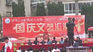 في العرض الثقافي لليوم الوطني، رقصت الشابة على أنغام أغنية "囍"، وكان ذلك رائعًا!