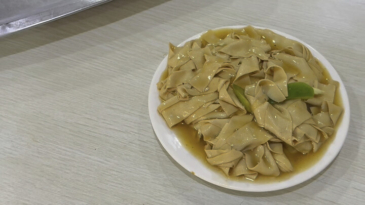 东北不到10块 2个菜 1碗面 你觉得值吗