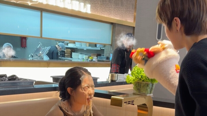 Anjing: Siapa bilang aku mau minum kopi?