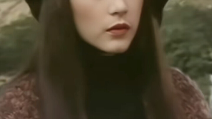 Dewi kecantikan datang! Ini sebenarnya pakaian seorang pahlawan wanita dalam film di tahun 70an... K