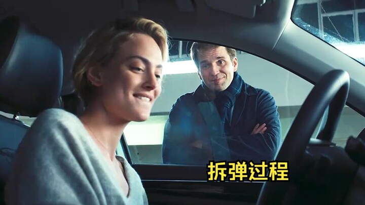 Seorang wanita dan seluruh keluarganya terjebak di dalam mobil, mengalami proses penjinakan bom yang