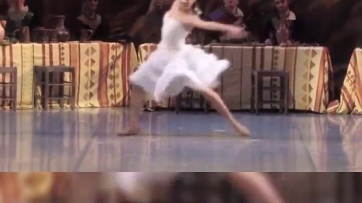 โบวัวร์ นักเต้นหลักของคณะบัลเลต์ Royal Ballet ในลอเรนเทีย
