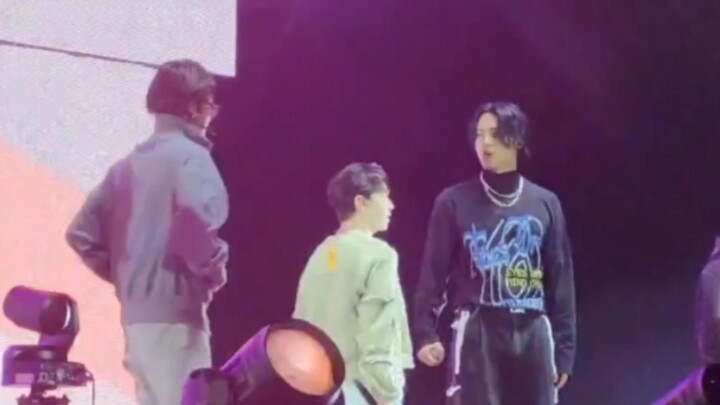 ［كوي با］المعلّم: يدي لها أفكارها الخاصة!