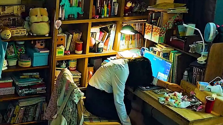 Cô gái uống thuốc tự tử, nhưng mẹ cô lại vì giá quá cao mà không cho lính cứu hỏa phá cửa; đành phải