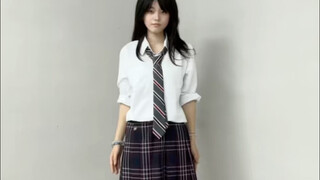 เสื้อเชิ้ตสีขาวหลวมๆ ดูคล้ายสาวดอกซากุระมากกว่า
