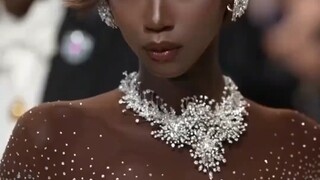 Supermodel Anok Yai's Unrealistic Proportions