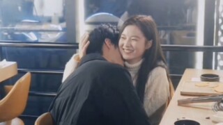 Tôi cũng không muốn gõ cửa, nhưng anh ấy vùi đầu vào vai cô ấy! ! ! Ngọt quá! ! 【Tôi cũng muốn gặp e