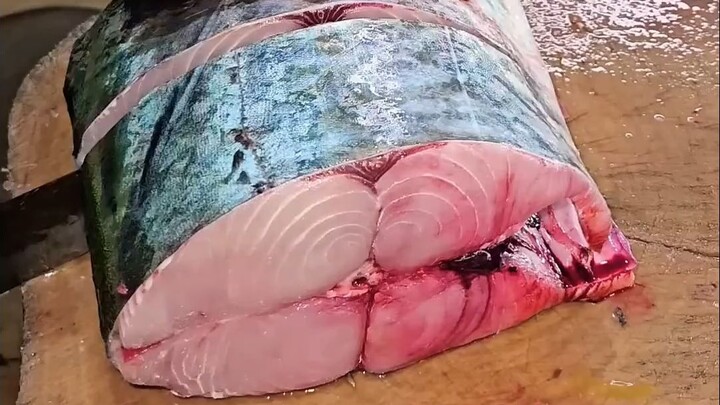 ما هذه السمكة؟ سمكة كبيرة جدًا ولحمها طري جدًا!