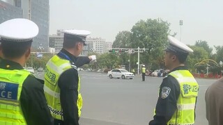 交警考试 原来紧张的不止是司机，“他也很紧张 生怕看不懂指挥”