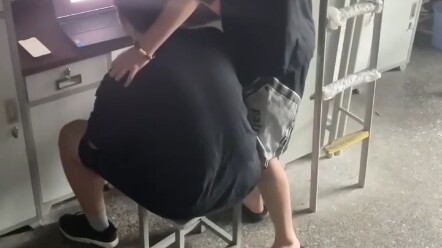 عندما كان زميلي في السكن يحضر الدرس عبر الإنترنت