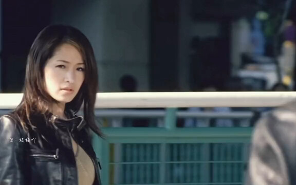 ในภาพยนตร์เรื่อง “Infernal Affairs” เหลียงเฉาเหว่ยและเซียวอายเสียนถ่ายทอดอารมณ์ความรู้สึกในยุคนั้นได