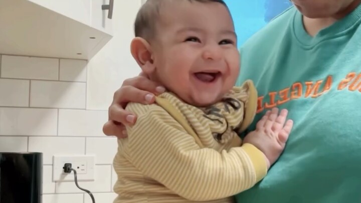 Betapa menenangkannya tawa bayi manusia…