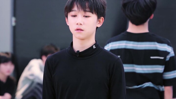 【แนะนำอย่างแรง】ความสามารถนี้ทำให้ฉันตกใจมาก เด็กชายวัย 13 ปีฝึกเต้นร่วมสมัยจนเก่งในเวลาเพียงหนึ่งวัน