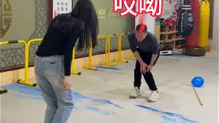 胳膊紫了，腿都黑了