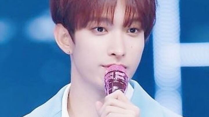 نجوم البوب الذكور الذين يُطلق عليهم الكوريون لقب "مغنيي الرئتين الحديدية"! بمجرد أن يفتحوا أفواههم، 