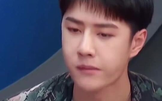Wang Yibo chews in a super kid-like way, just like those little kids on Douyin’s mukbangs—I could wa