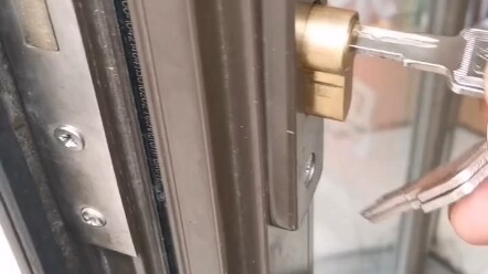 钥匙断锁眼里面，一招教你取出！