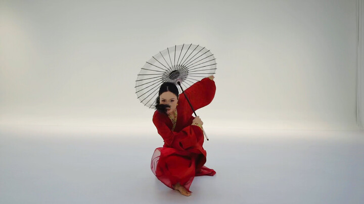 Traditional Chinese-style handsome women's umbrella dance