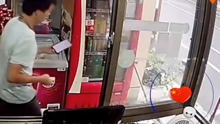 One dares to buy and the other dares to sell, a cute Chinese kid watches the store, foreign netizens