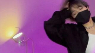 The girl with short hair and abs danced to LISA's latest dance "The Movie"
