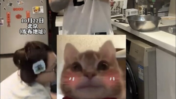 女生趁男友不备扒他裤子，没想到家门开着通风 一大姨恰好路过，体育生身材不错… #情侣 #搞笑