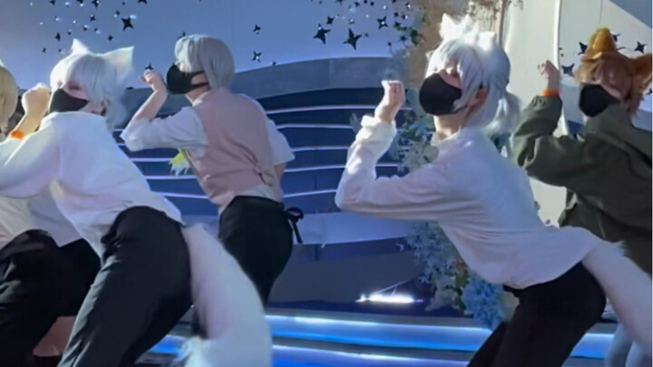 Come in and watch Director Qi dance the catwalk quietly