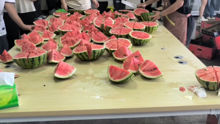 It’s so hot! NUST is handing out watermelons for everyone to enjoy 🍉