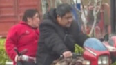 A netizen ran into a middle-aged couple on the road: the husband kept his head down, looking deeply 