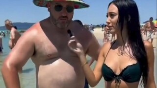 فتاة مثيرة تجري مقابلة مع رجل على الشاطئ