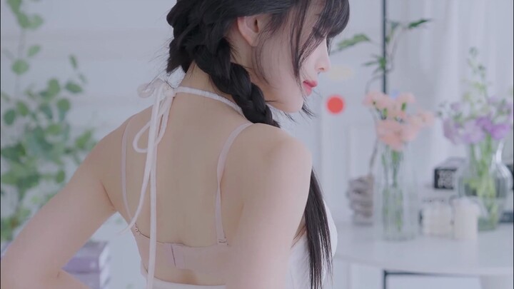 Cách phối chân váy ôm dáng tông màu nhạt cực xinh của chị HeeSol