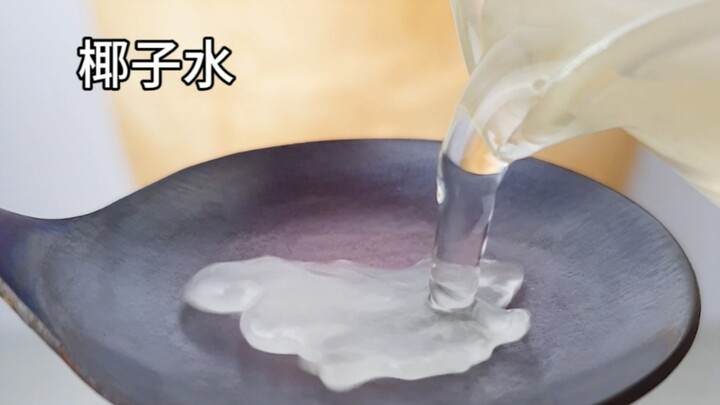 Nước dừa khi được đun cạn trên thìa nóng sẽ biến thành gì?
