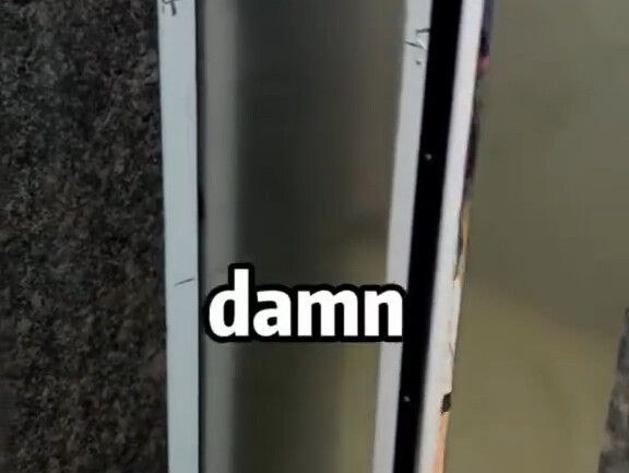 فتاة صغيرة هادئة وخجولة ومنطوية وتعاني من رهاب الاجتماعيات