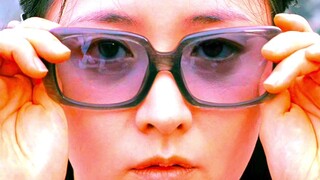 “为什么涂红色的眼影？”“怕看起来太亲切。”