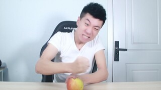 用食指代替刀，用拳头砸食指苹果会直接两半