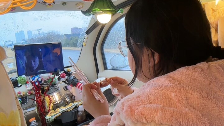 Eating barbecue in an elderly-friendly car by the lake on a rainy day