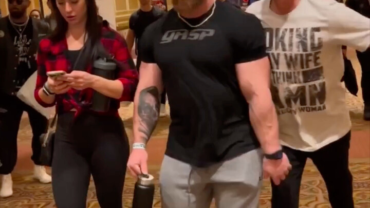 Đoạn video này chứng minh rằng người to lớn không cần phải thể hiện sức mạnh trước kẻ yếu.