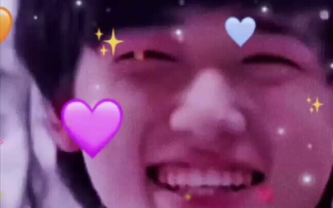 Cuối cùng đã biết nụ cười mắt hí của A Song di truyền từ ai rồi