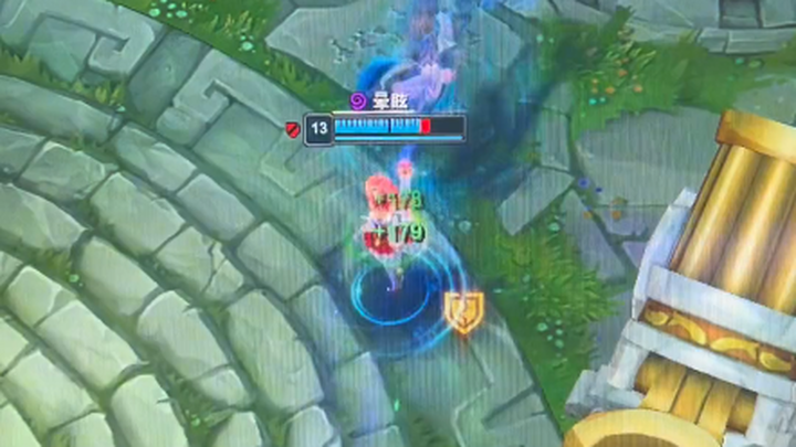 Cũng tại cô nữ xạ thủ kỳ lạ thôi, nghĩ kỹ lại thì có ai tốt bụng mà đặt tên là “Choáng Ngợp” đâu.