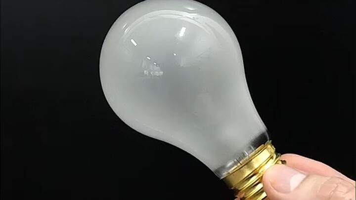 จะเกิดอะไรขึ้นเมื่อเอาหลอดไฟที่แตกแล้วแช่ในไนโตรเจนเหลว?