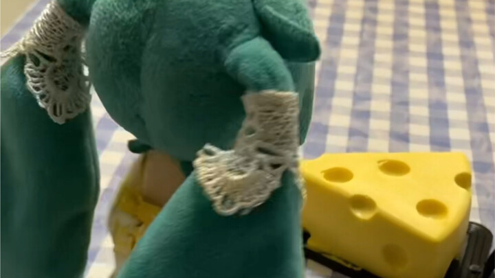Little Fufu Sneaking Cheese