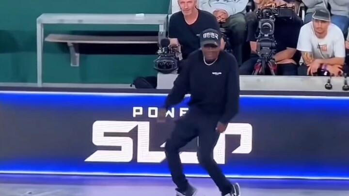 这位百万网红salif法国小哥模仿迈克尔杰克逊真的是一流，能模仿MJ的舞蹈的同时还能加上自己的自创舞蹈，黑人天赋还是太强了！