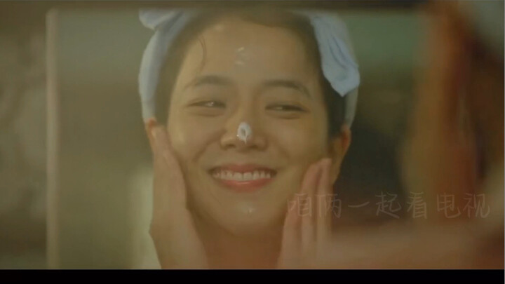 When Kim Ji-soo falls for someone she really likes… her reaction is so relatable! Isn’t this just yo