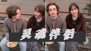Sepasang kekasih yang bahagia di jalanan New York membuatku merasakan manisnya cinta ideal