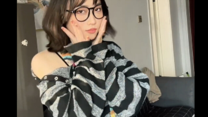 I'm back. It's a new year again. Let me show you a hand gesture dance of "Love Lee"