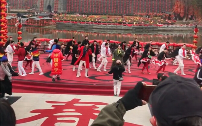 Li Sidani dan Wang Dongcheng dari timur, barat, utara, dan selatan merayakan Tahun Baru Imlek di Jin