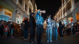 在人山人海的街头跳李泰民的Famous