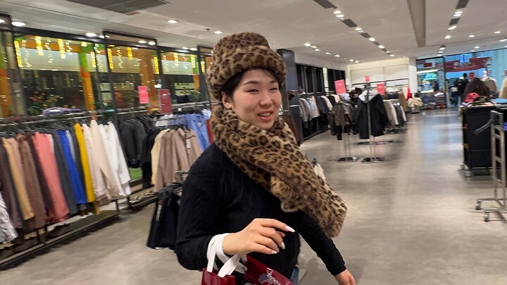 Bí kíp dạo shopping của hai chị em chính là nhập vai!