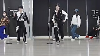 当朱志鑫和苏新皓在跳女团舞时……