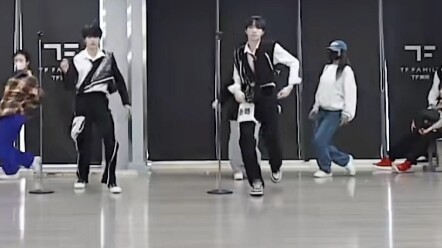 当朱志鑫和苏新皓在跳女团舞时……